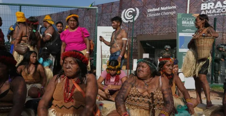 Протест коренных народов заблокировал главный вход на COP30 в Бразилии