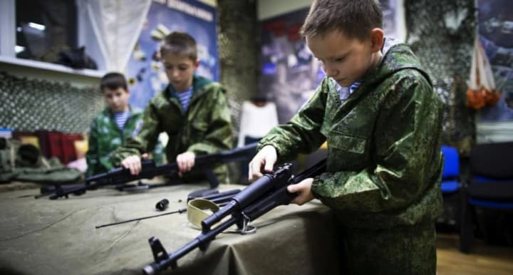 Россия усиливает милитаризацию молодежи на оккупированных территориях Украины через учебные заведения