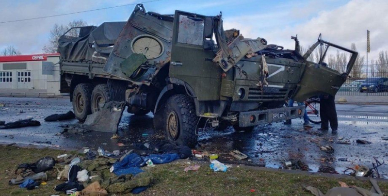 Российские военные перевернулись на грузовике под Курском, раздавив 3 легковушки - много погибших