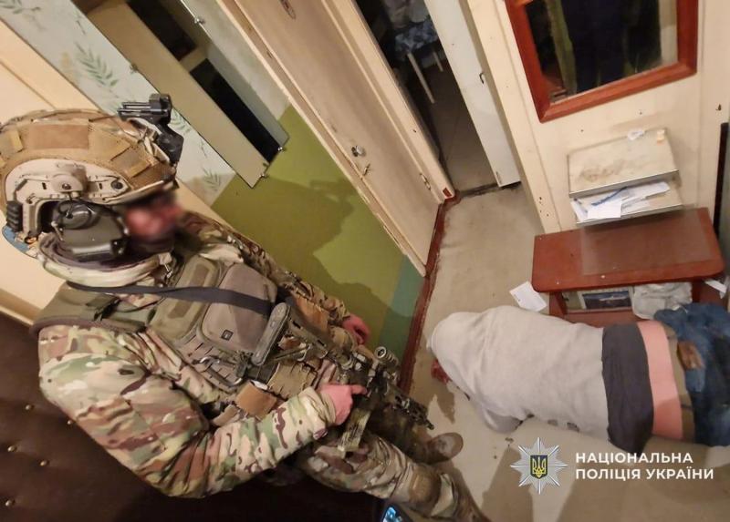 Стрелял из автоматического оружия на улице: в Чернигове задержали вооруженного мужчину