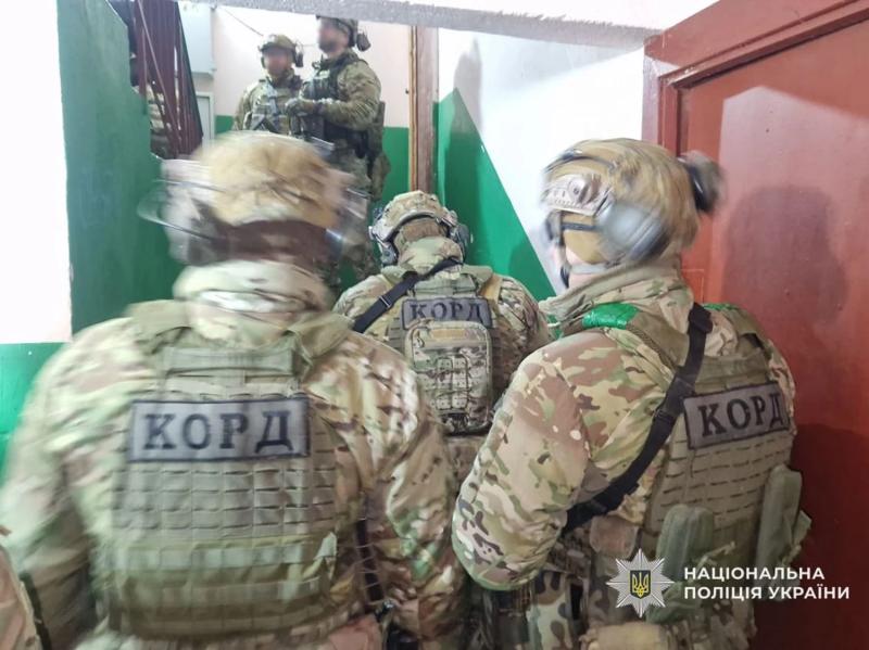 Стрелял из автоматического оружия на улице: в Чернигове задержали вооруженного мужчину