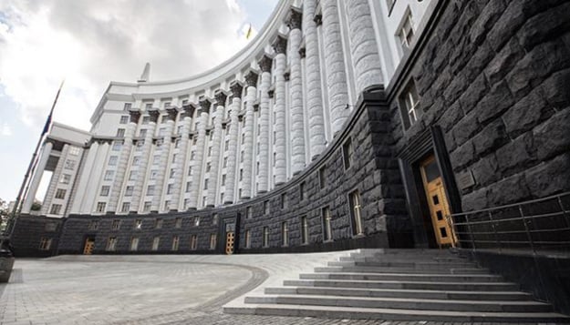 Уряд перекроїв бюджет: гроші забирають в електронного нагляду і віддають архівам та чиновникам