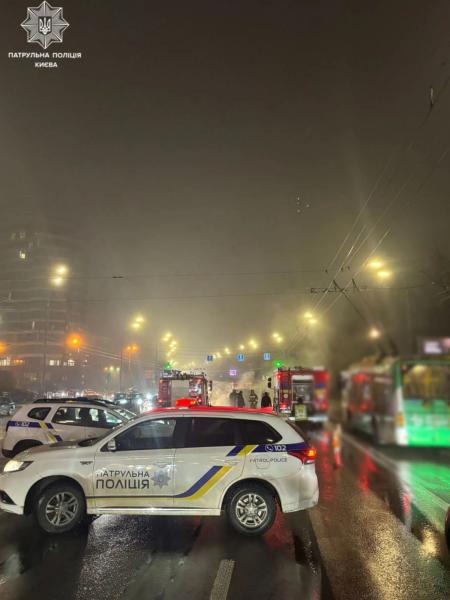 В Киеве загорелся автомобиль на бульваре Николая Михновского: движение транспорта в центр города ограничили