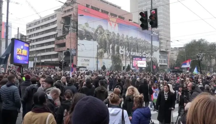 В Сербии тысячи людей митинговали против строительного проекта зятя Трампа
