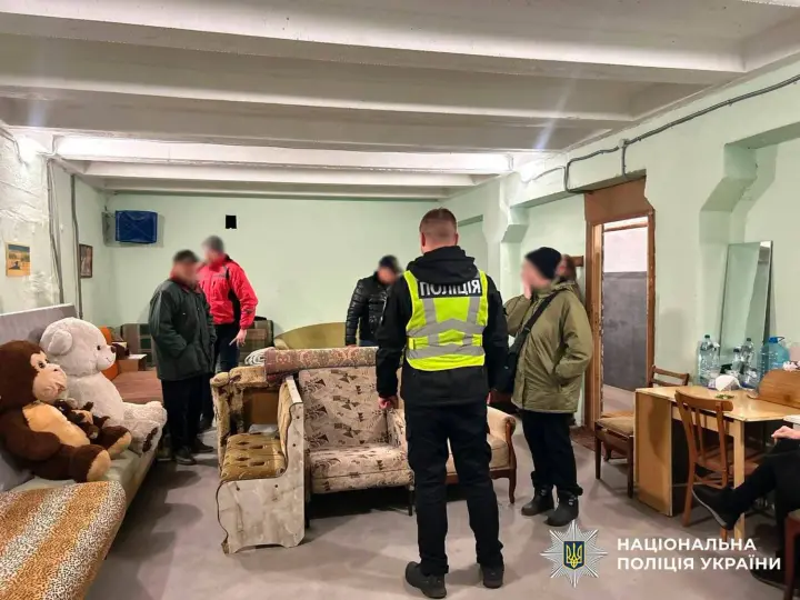 Женщина перегородила доступ к укрытию в Киеве, потому что сама его обустроила: ее привлекли к ответственности - полиция