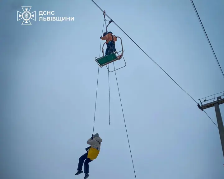 63 застрявших туриста уже сняли с подъемника в Карпатах: показали кадры спасения