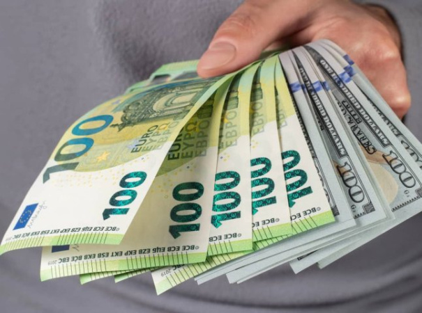 Офіційний курс НБУ: євро подешевшало, долар стабільний