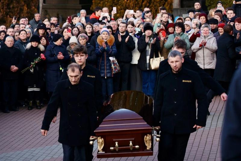 Похороны Степана Гиги во Львове: тысячи людей пришли проститься с Народным артистом Украины