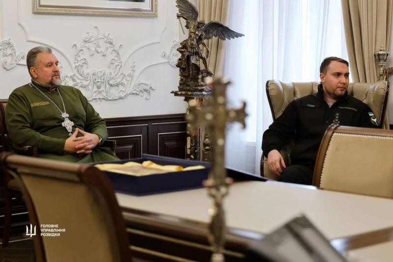 Реликвия для ПЦУ: ГУР передало Митрополиту Епифанию уникальную икону Архангела Михаила