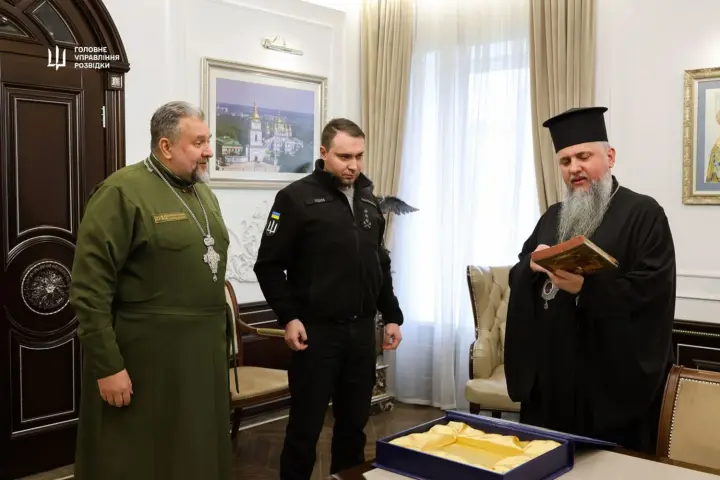 Реликвия для ПЦУ: ГУР передало Митрополиту Епифанию уникальную икону Архангела Михаила