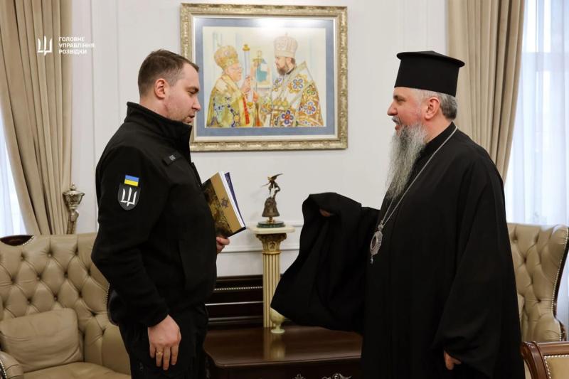 Реликвия для ПЦУ: ГУР передало Митрополиту Епифанию уникальную икону Архангела Михаила
