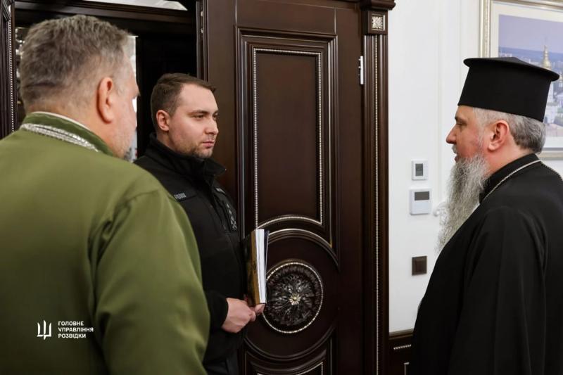 Реликвия для ПЦУ: ГУР передало Митрополиту Епифанию уникальную икону Архангела Михаила