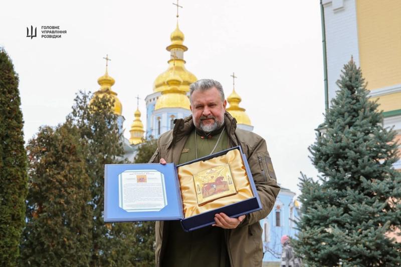 Реликвия для ПЦУ: ГУР передало Митрополиту Епифанию уникальную икону Архангела Михаила