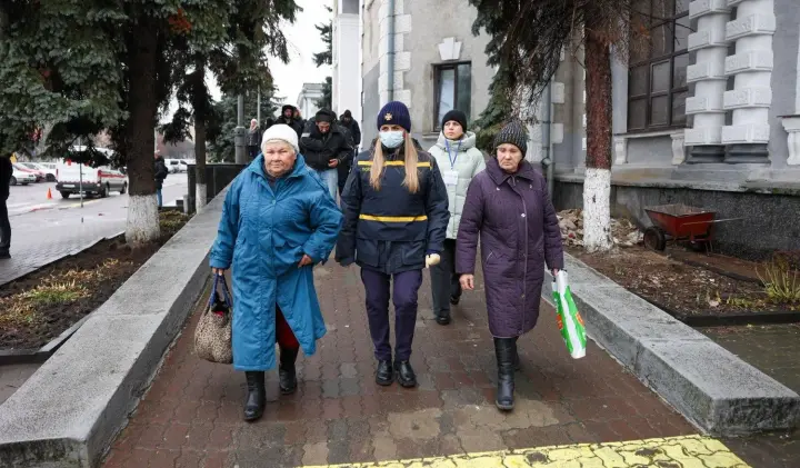 Ровенская область приняла 38-й эвакуационный поезд из Донецкой области: в ГСЧС показали кадры встречи вынужденных переселенцев