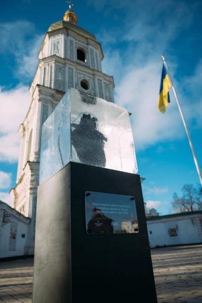 Сердце в ледяной глыбе: на Софийской площади в Киеве появилась интерактивная рождественская инсталляция