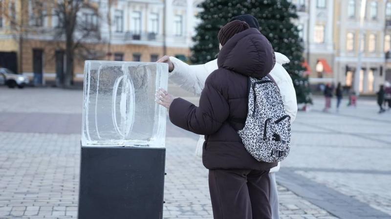 Сердце в ледяной глыбе: на Софийской площади в Киеве появилась интерактивная рождественская инсталляция