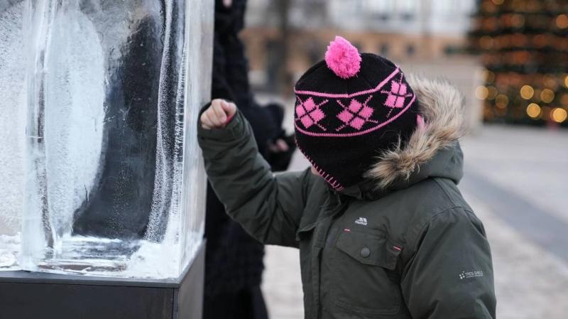 Сердце в ледяной глыбе: на Софийской площади в Киеве появилась интерактивная рождественская инсталляция
