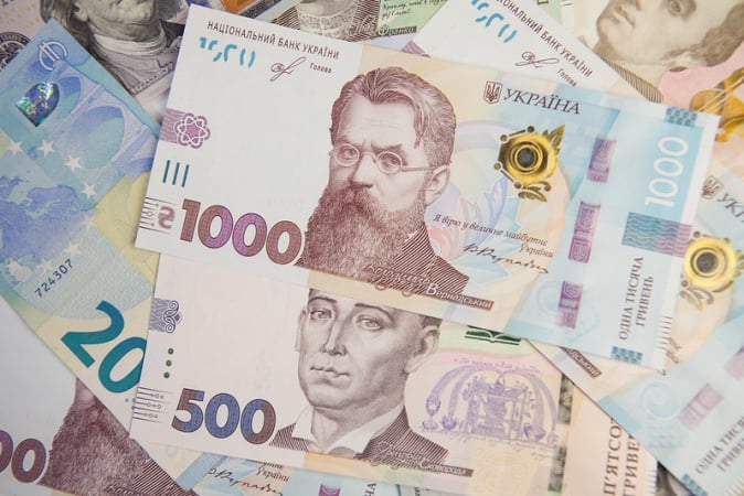 Середній офіційний курс гривні у листопаді послабився до долара на 1,1%, до євро — на 0,4% — НБУ