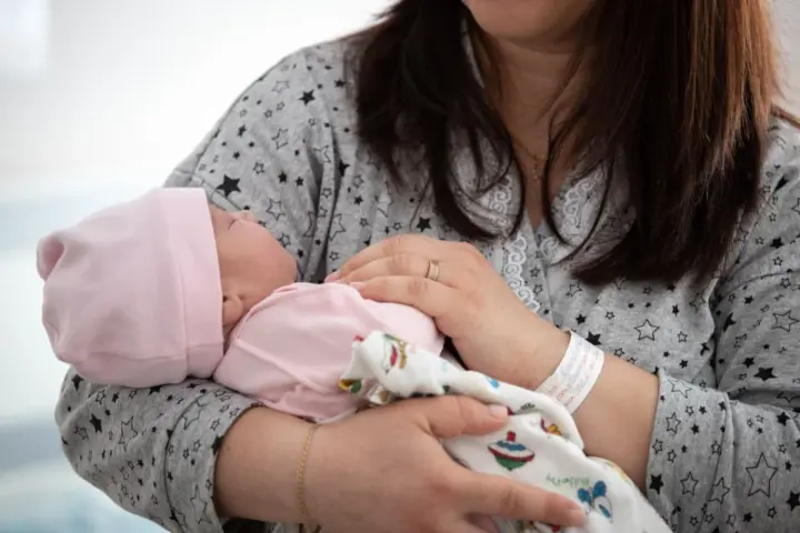 У роженицы из Ровно соцслужбы забрали младенца на фоне ужасных условий проживания: в отношении женщины открыли производство