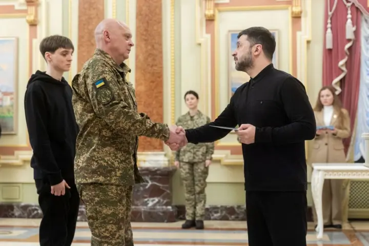 "Украина не сохранилась бы, если бы не было такого героизма": Зеленский вручил сертификаты на квартиры Героям и семьям погибших воинов
