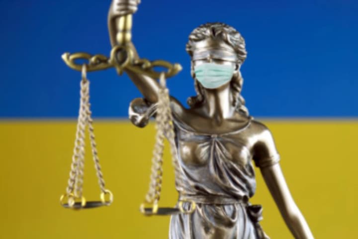 Украл флаг с могилы военного: в Харькове осудили мужчину на три года
