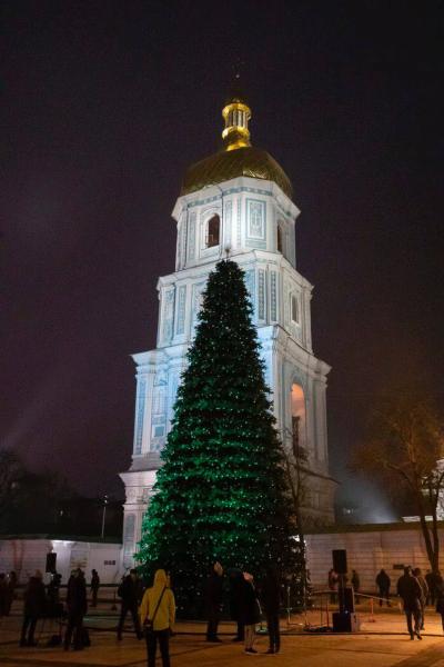 В Киеве засияла главная елка страны: чем ее украсили