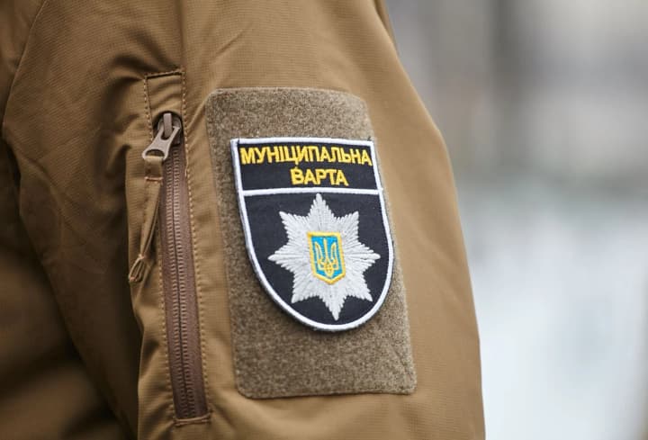 Водитель во Львове заехал в парк и наехал на сотрудника Муниципальной стражи