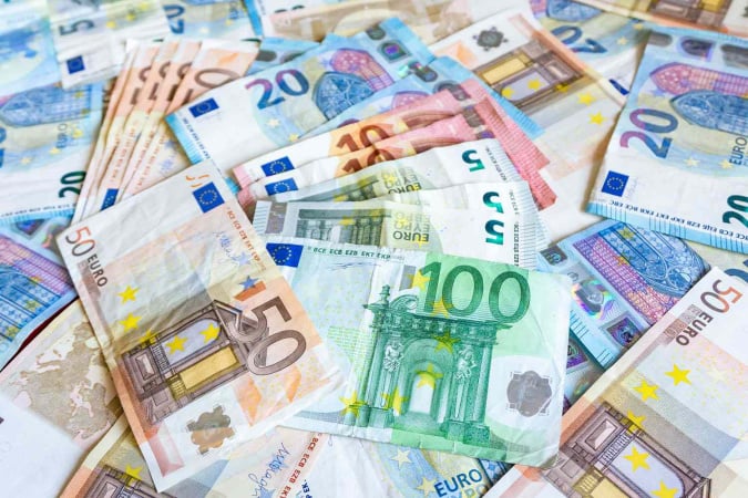 Євро готується до нового стрибка на тлі розбіжностей між ЄЦБ та ФРС