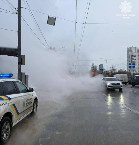 Авария теплосети в Киеве 2 января: движение транспорта на проспекте Лобановского затруднено