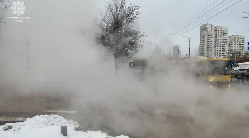 Авария теплосети в Киеве 2 января: движение транспорта на проспекте Лобановского затруднено