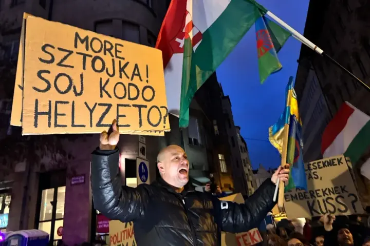 Цыганская община Венгрии вышла на протест против заявлений соратника Орбана