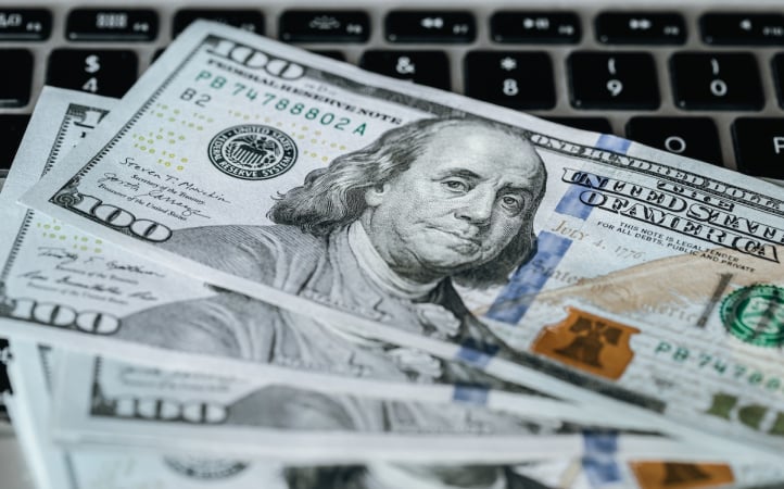 Долар знову оновив рекорд: офіційні курси валют на понеділок