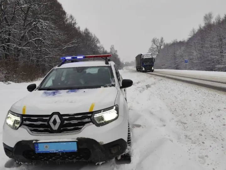 Движение грузовиков в Закарпатье на трассе Киев-Чоп затруднено из-за снегопада - патрульные