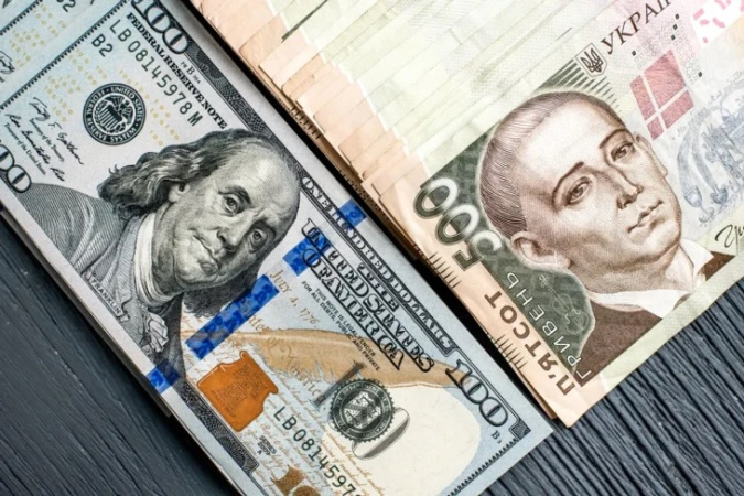 Гривня падає до долара та євро: НБУ встановив офіційний курс