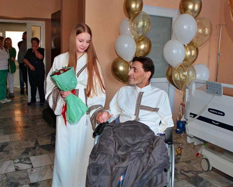 История о любви, верности и силе духа: тяжелораненый боец женился на девушке в Центре Шалимова