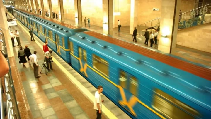 Изменения в работе столичной подземки: из-за ночного обстрела поезда метро на "зеленой" линии курсируют с изменениями