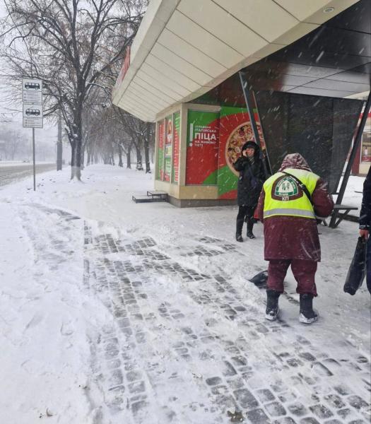 Непогода в Украине 11 января: движение общественного транспорта в Харькове затруднено из-за снегопада