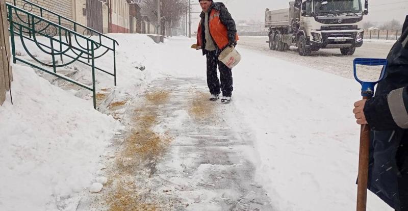 Непогода в Украине 11 января: движение общественного транспорта в Харькове затруднено из-за снегопада