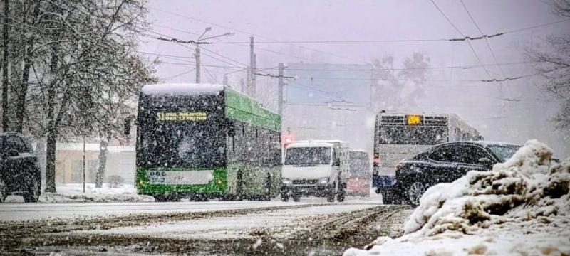 Непогода в Украине 11 января: движение общественного транспорта в Харькове затруднено из-за снегопада