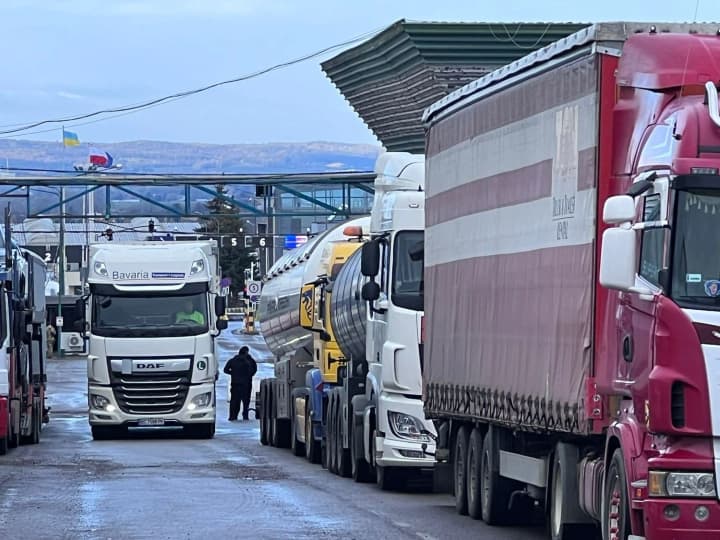 Оформление грузовиков на границе с Польшей возобновили после перебоев