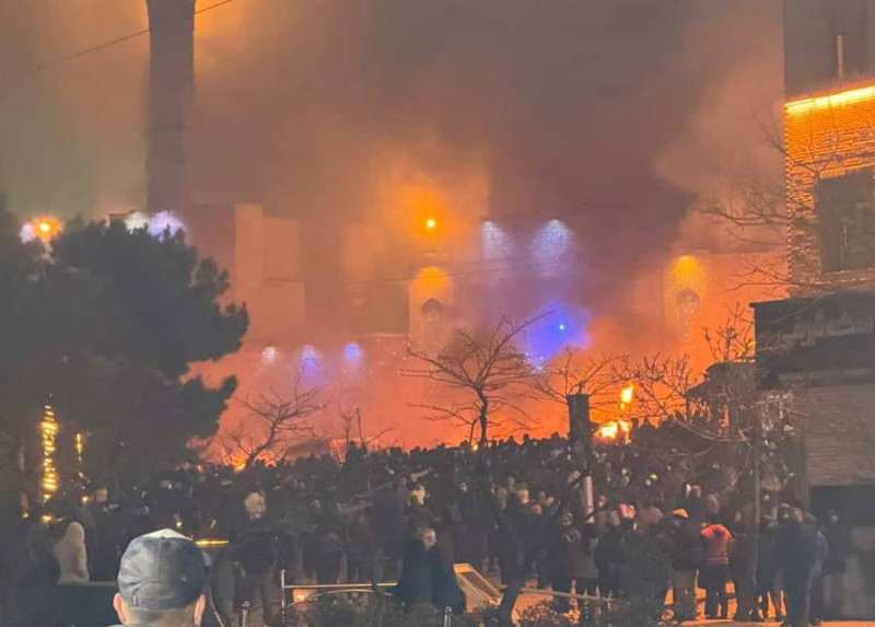 Огонь, выстрелы и лозунги против Хаменеи: протесты в Иране вспыхнули с новой силой