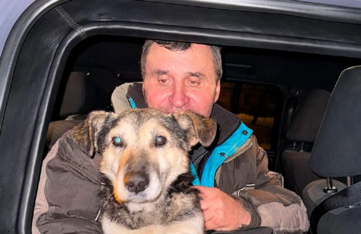 Полицейские "Белого Ангела" помогли мужчине с собакой добраться до жены, которая эвакуировалась раньше
