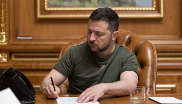 Президент звільнив ще двох членів НКЦПФР