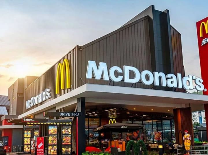 Против McDonald's подали коллективный иск из-за сэндвича McRib: в мясе не нашли ребер