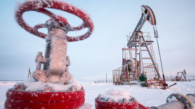 Рекордный спад за полтора года: комбинация жестких мер обрушила нефтедобычу в России