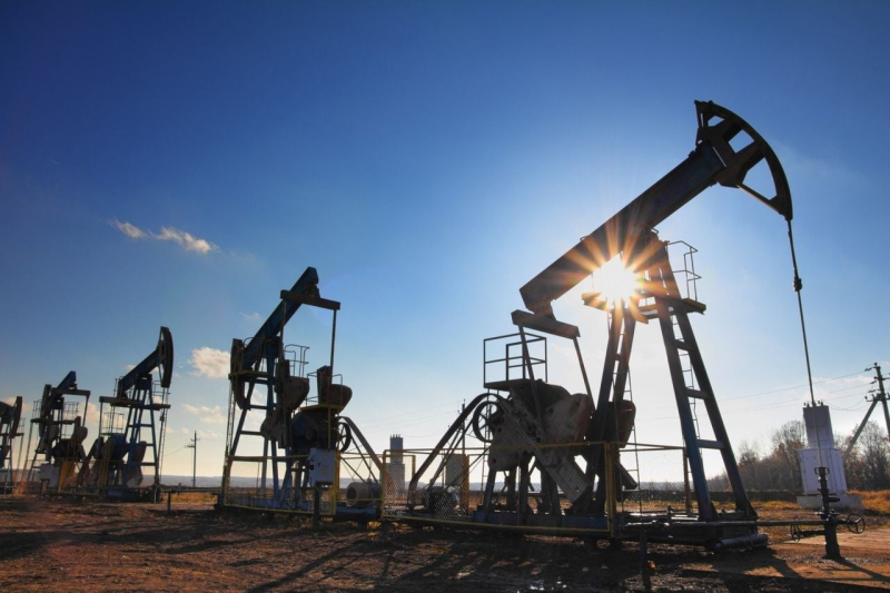 Рынок игнорирует риски: цена на нефть продолжила падать после худшего года с 2020-го