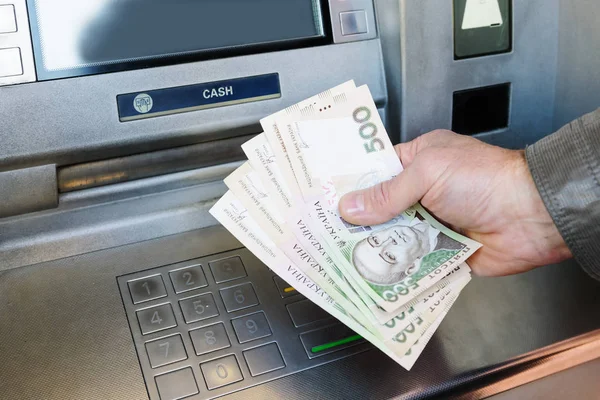 Середня зарплата в Україні у листопаді зросла на 0,9% — до 27 167 грн