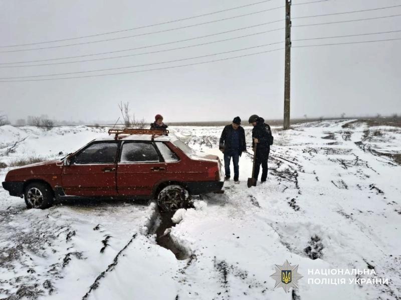 Снегопад в Херсонской области: полиция работает в усиленном режиме, все дороги проездные