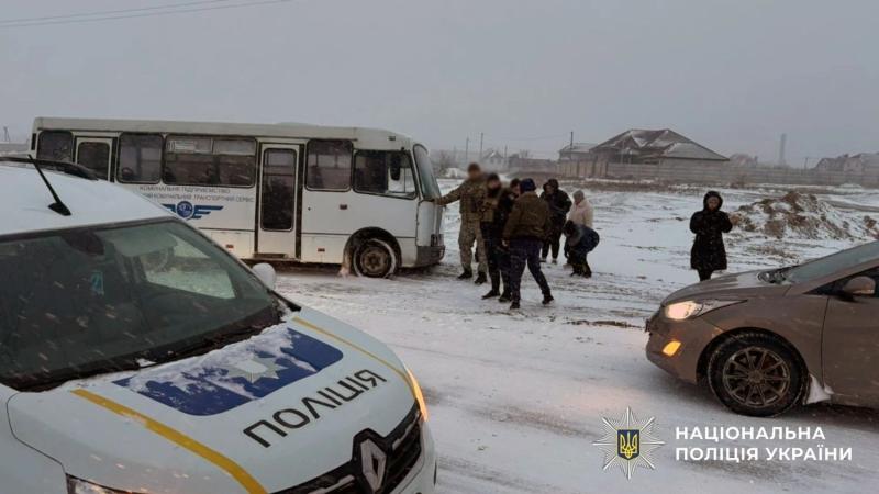 Снегопад в Херсонской области: полиция работает в усиленном режиме, все дороги проездные