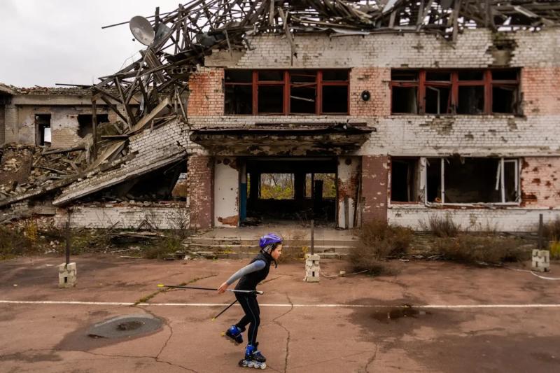 Спорт, закаленный войной: молодые лыжники в Чернигове тренируются на разбомбленной базе